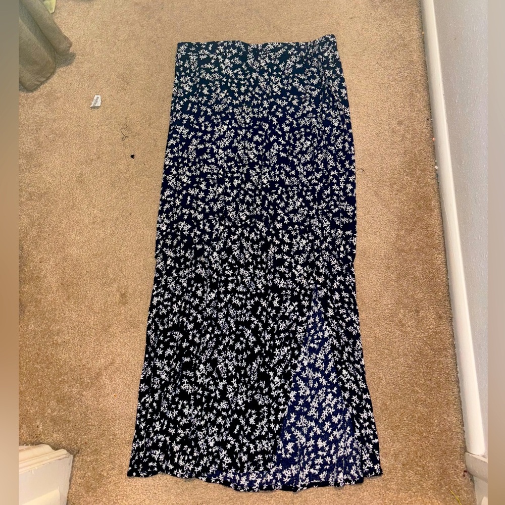 Floral cotton-on midi skirt with slit.